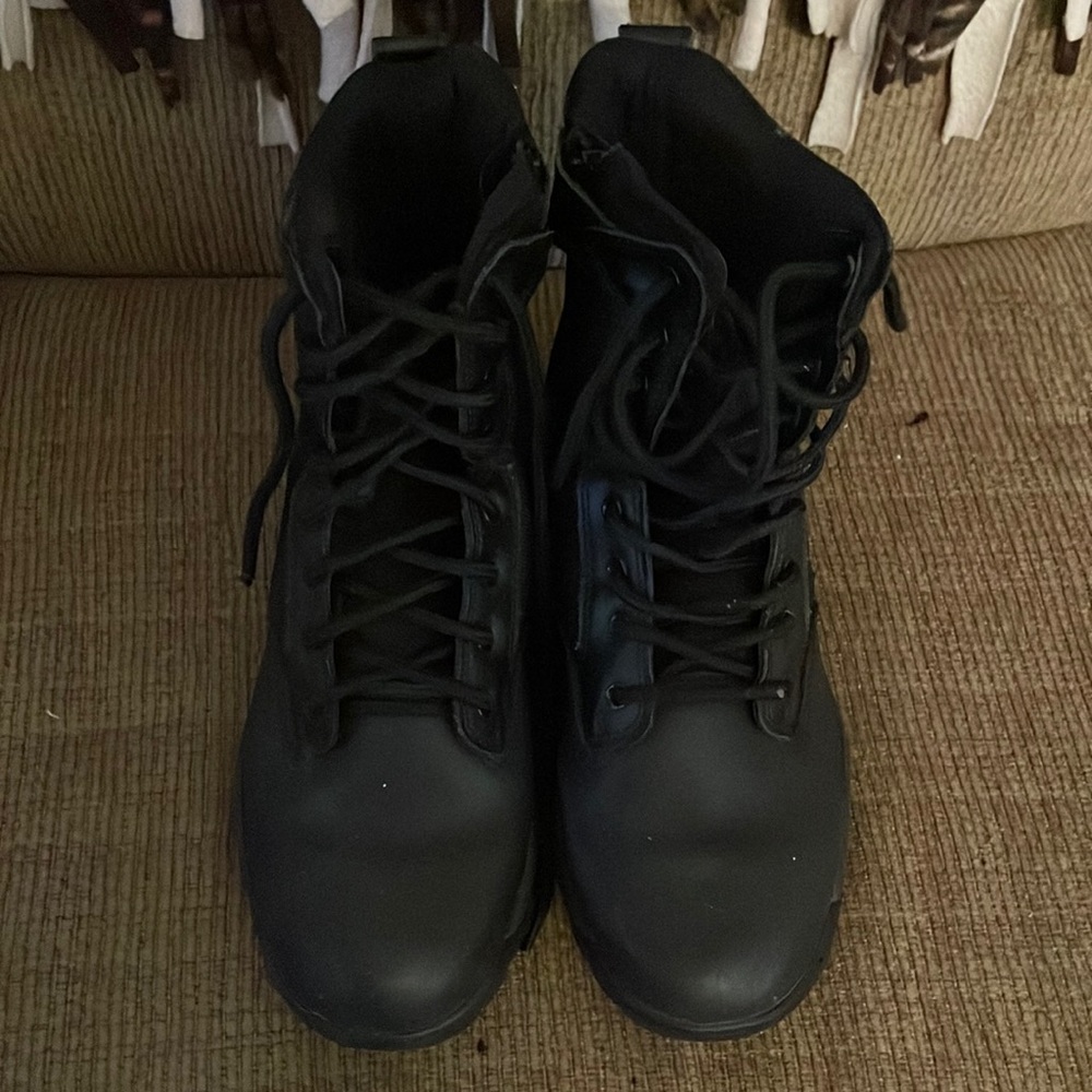 Men's MAELSTROM black tact force 8 boots. Size 9.5